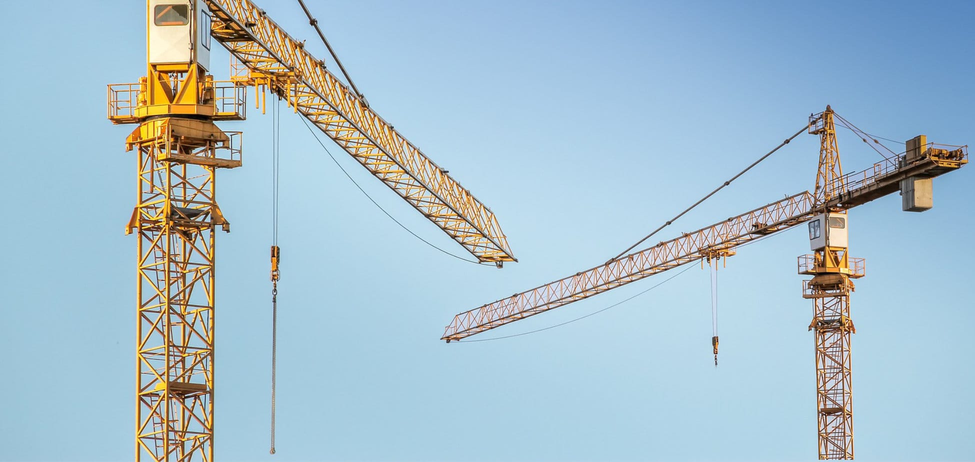 Grúas y estructura metálica en obra