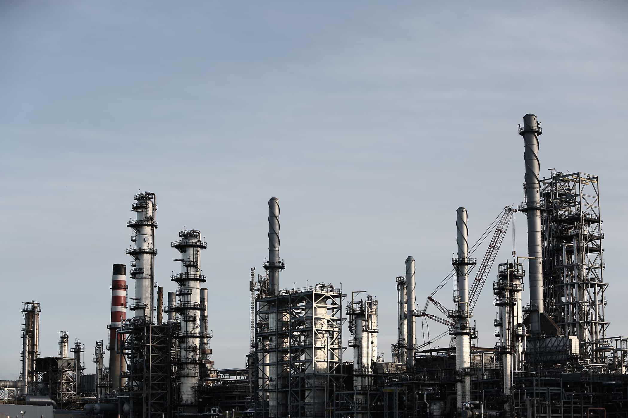 factory Planta industrial de refinación con torres de proceso y tuberías