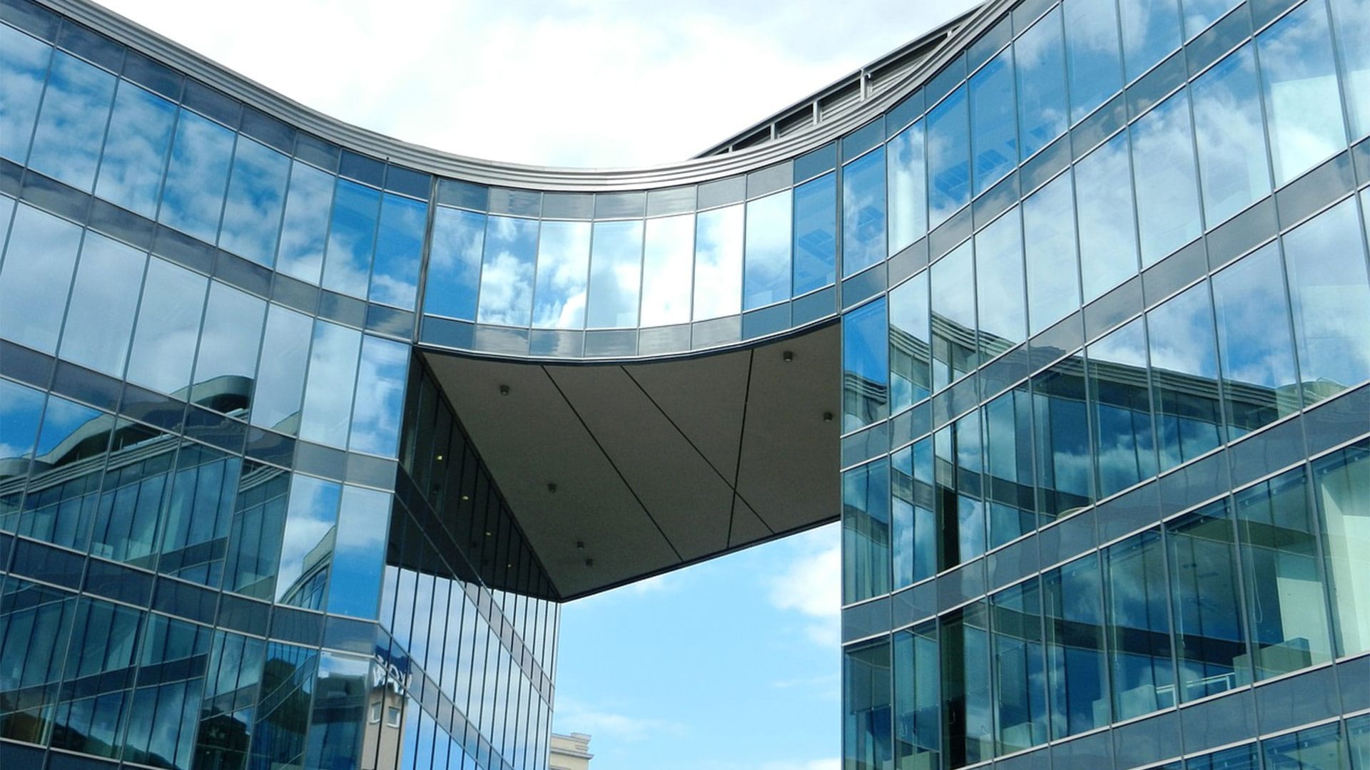 Edificio con estructura metálica y fachada de vidrio